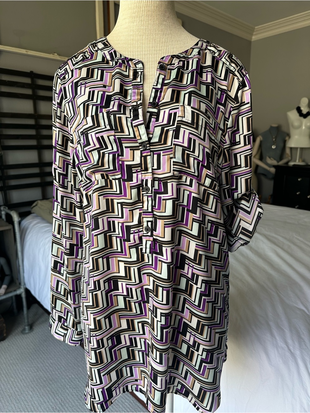 Ann Taylor Geometric Tunic Top in Purple, Black, Cream, size 12 - Picture 6 of 13